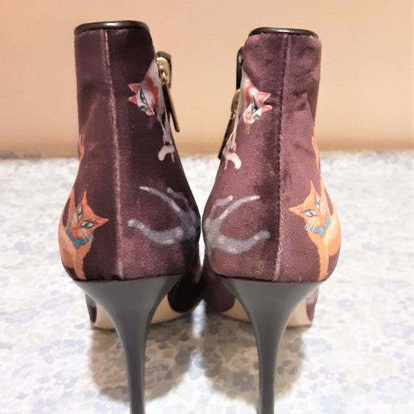 Whimsical, Rare and Wonderful Burgundy Velvet Raining Cats and Dogs Ankle Boots - Picture 4 of 8